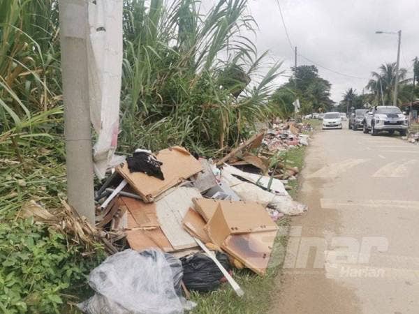 Kelihatan sampah di sepanjang jalan di Kampung Batu 3 Mambau