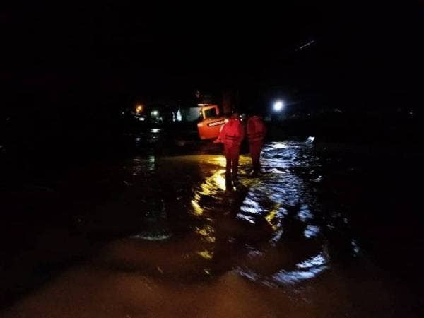 Pasukan penyelamat meredah banjir untuk membantu memindahkan penduduk ke kawasan lebih selamat.