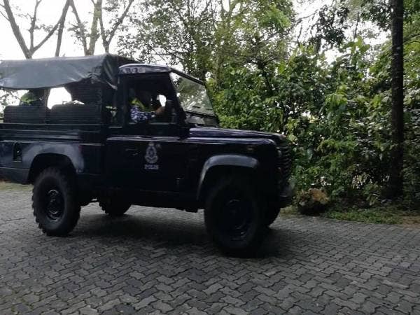 Trak polis antara kenderaan yang dilihat memasuki kawasan lokasi kejadian tanah runtuh hari ini.