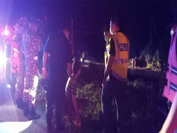 Lelaki dipercayai bapa kepada dua beradik yang hilang dibawa arus deras Sungai Liawan, Keningau ditenangkan pasukan keselamatan malam tadi.