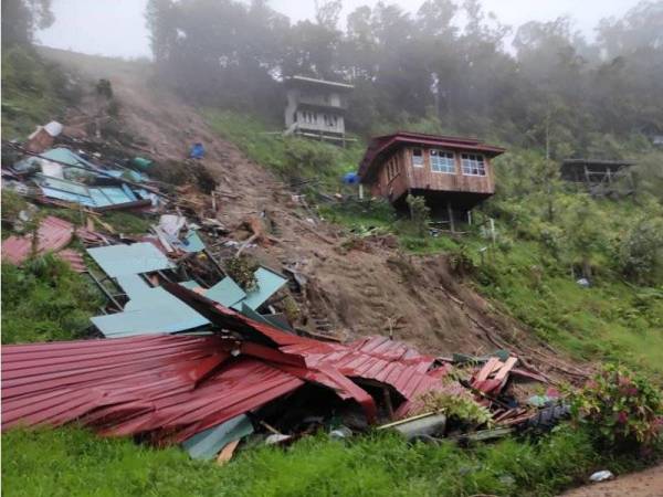 Rumah yang runtuh akibat runtuhan tanah di lereng bukit di Jalan Bukit Kimanis Batu 8, Papar pagi tadi.