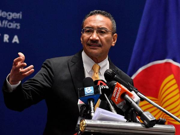 Hishammuddin pada sidang media selepas Mesyuarat Majlis Penyelaras ASEAN (ACC) sempena Sidang Kemuncak ASEAN ke-37 di Kuala Lumpur hari ini. - Foto Bernama
