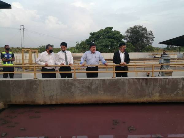 Loy Sian (dua dari kanan) meninjau loji IWK Taman Velox yang disyaki lokasi yang menyebabkan pencemaran bau di Sungai Selangor hingga menyebabkan henti tugas LRA Rantau Panjang dan SSP 1, 2 dan 3 hari ini.