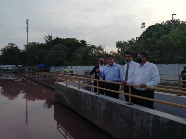 Loy Sian (dua dari kiri) meninjau loji IWK Taman Velox yang disyaki lokasi yang menyebabkan pencemaran bau di Sungai Selangor hingga menyebabkan henti tugas LRA Rantau Panjang dan SSP 1, 2 dan 3 hari ini.