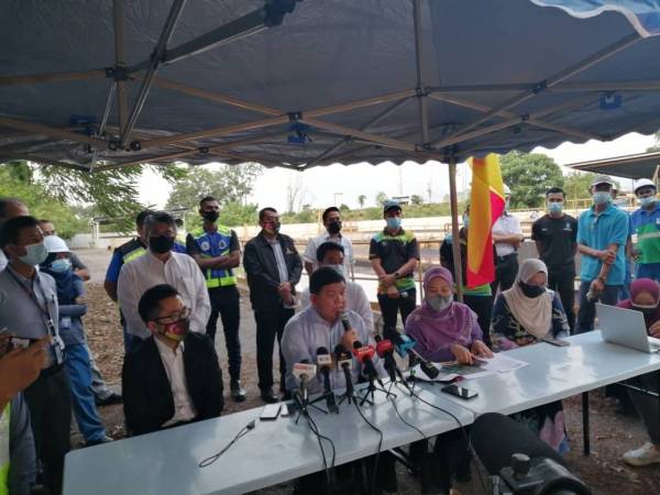 Loy Sian (dua dari kiri) apda sidang akhbar berhubung pencemaran Sungai Selangor di IWK Taman Velox hari ini.