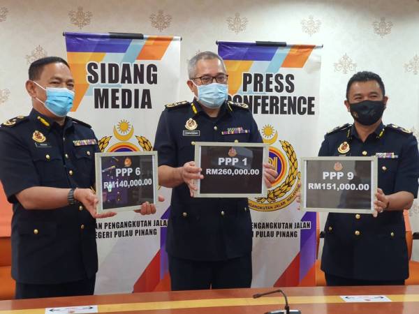 Zamakhshari (tengah) bersama Adenan (kiri) dan Azhar (kanan) menunjukkan nombor pendaftaran yang mendapat bidaan tertinggi bagi siri PPP.