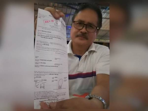 Hasan menunjukkan saman yang dikeluarkan ke atas pemandu tersebut atas kesalahan menggunakan alat komunikasi walaupun dijelaskan OP melihatnya menggunakan telefon bimbit dengan tangan kiri semasa memandu.