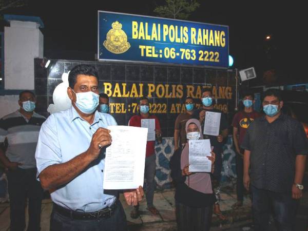 Mohd Rofik (kanan) bersama ahli GPBSM membuat laporan di Balai Polis Rahang, Seremban malam tadi.