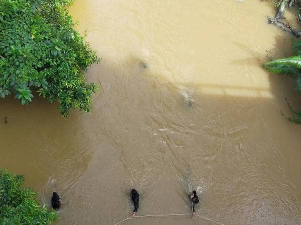 Unit selam pasukan polis Marin Wilayah Tiga bersiap sedia untuk memulakan operasi mencari bahan bukti di Sungai Telemong dekat Kampung Bukit Tadok. Foto: ihsan IPD Hulu Terengganu