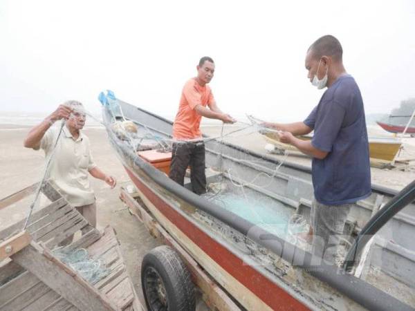 Nelayan di pesisir pantai di Kampung Sepat, di sini membuat persiapan sebelum turun ke laut.