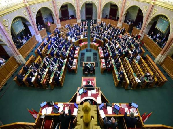 Parlimen Hungary dijangka menggubal Perlembagaan bagi mengetatkan lagi maksud ibu dan bapa dengan makna yang lebih terperinci. - Foto AFP