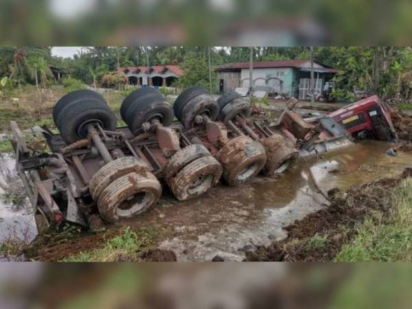 Sebuah lori tangki terperosok ke dalam parit selepas cuba mengelak sebuah kereta di hadapannya di Kilometer 70 Teluk Intan - Klang, Sabak Bernam pagi tadi.