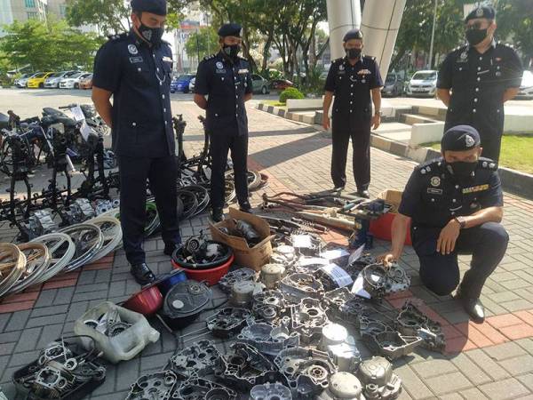 Timbalan Ketua Polis Kota Setar, Superintendan Mohd Redzuan Salleh (kiri) menunjukkan sebahagian komponen motosikal dileraikan yang dirampas pada sidang akhbar di IPD Kota Setar hari ini.