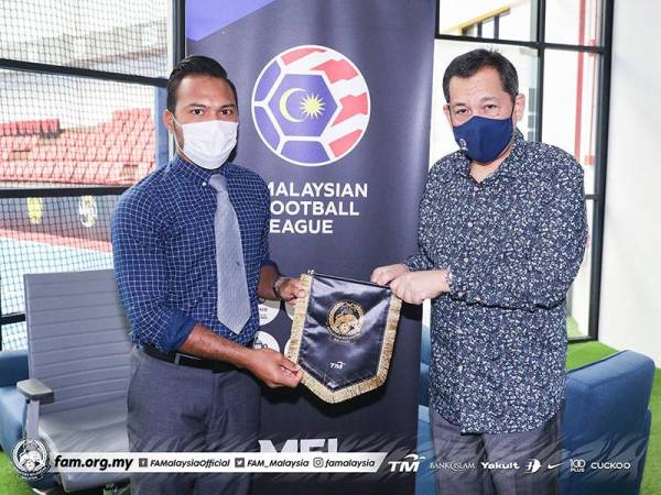 Hamidin (kanan) bergambar bersama Safee selepas mengadakan perbincangan di Wisma FAM, Kelana Jaya hari ini. - FOTO FB FAM