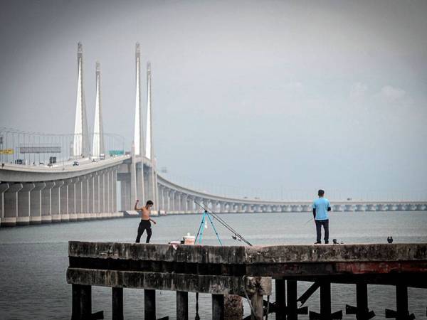 Para pengunjung dilihat mematuhi prosedur operasi standard (SOP) yang ditetapkan oleh Majlis Keselamatan Negara (MKN) dengan bergerak dalam kumpulan kecil ketika beriadah dengan memancing di sekitar persisiran pantai Jambatan Sultan Abdul Halim Muadzam Shah ketika tinjauan pelaksanaan Perintah Kawalan Pergerakan Bersyarat (PKPB) hari ini.