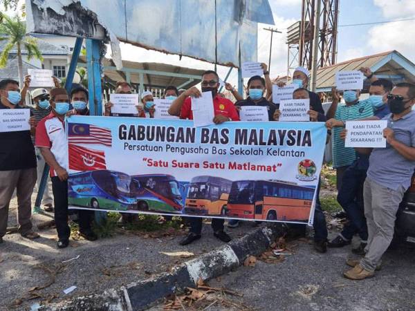 Gabungan Persatuan Pengusaha Bas di Kelantan selepas membuat laporan di IPD Kota Bharu hari ini.