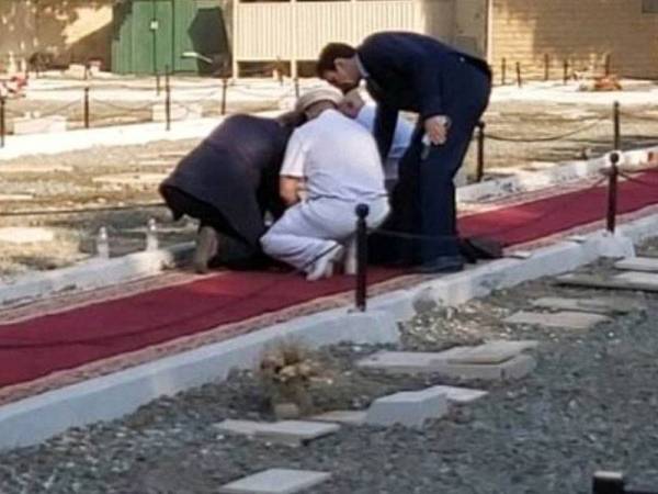 Beberapa orang membantu seorang individu yang cedera akibat letupan bom di sebuah kawasan perkuburan di Jeddah semalam. - Foto Twitter/Clarencewoman