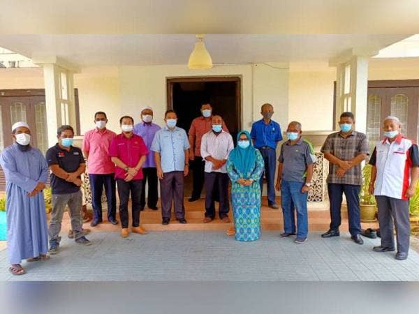 Abd Pattah (empat dari kiri) bersama pemberita pada majlis ramah mesra yang diadakan di kediaman Ketua Jajahan Pasir Puteh hari ini.
