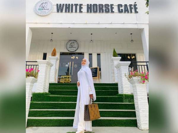 Kafeteria yang menjadi angan-angan Fara sebelum ini kini sudah menjadi kenyataan dan ia terletak di kawasan yang cukup strategik iaitu pesisir Sungai Kelantan.