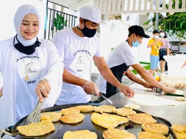 Sebanyak 1,000 roti canai diberikan secara percuma untuk semua pelanggan White Horse Cafe yang menjamu selera di restoran tersebut di Kota Bharu hari ini.