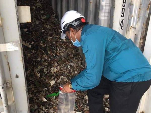 Anggota JAS memeriksa sisa buangan elektrik dan elektronik yang dikesan dalam dua buah kontena di Pelabuhan Kontena Butterworth Utara (NBCT) di Georgetown semalam.