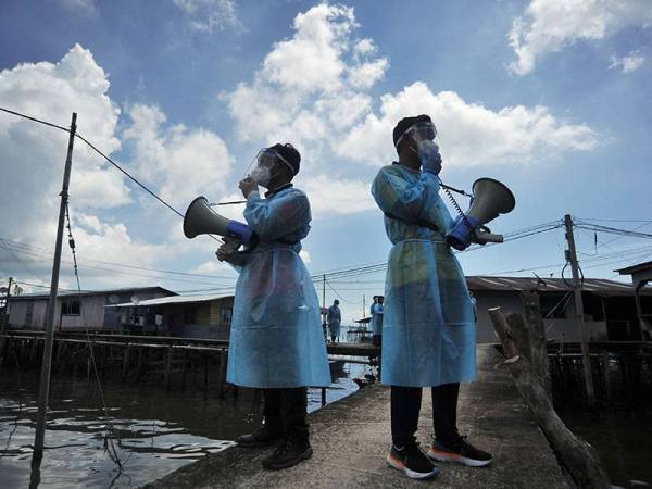 Kelihatan petugas Jabatan Kesihatan Labuan melaksanakan Program Tinjauan Mesra (Walkabout) bagi mendekati para penduduk setempat dan memberi pendidikan kesihatan disamping melakukan pemantauan dalam komuniti susulan penularan wabak COVID-19 di Kampung Bebuloh Laut hari ini.