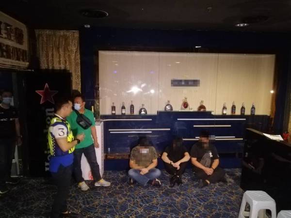 Tiga lelaki tempatan yang diupah sebagai jaga air ditahan polis dalam serbuan di pusat hiburan di Jalan Loke Yew, Kuala Lumpur malam tadi.