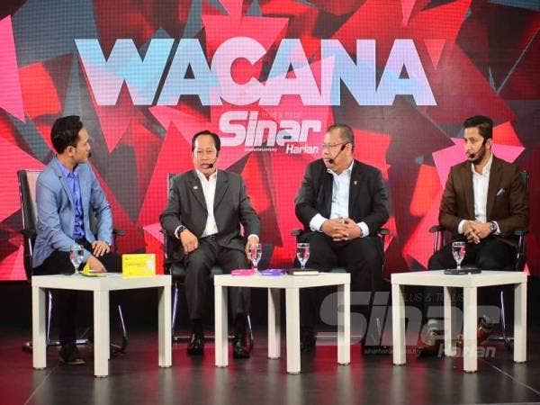 Ahmad Maslan (dua dari kiri) bersama dua lagi panelis, Dr Noor Azlan (dua dari kanan) dan Faizul (kanan) pada Wacana Siri 208 bertajuk 'Pasca Bajet 2021: B40 lega, M40 derita' yang disiarkan menerusi Facebook Sinar Harian malam tadi.