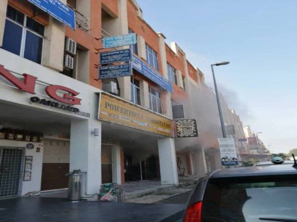 Kebakaran melibatkan pejabat kawalan keselamatan di Seremban 2 pagi tadi.