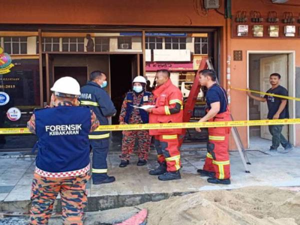 Pasukan bomba dan penyelamat ketika membuat pemeriksaan lanjut selepas api berjaya dipadam.