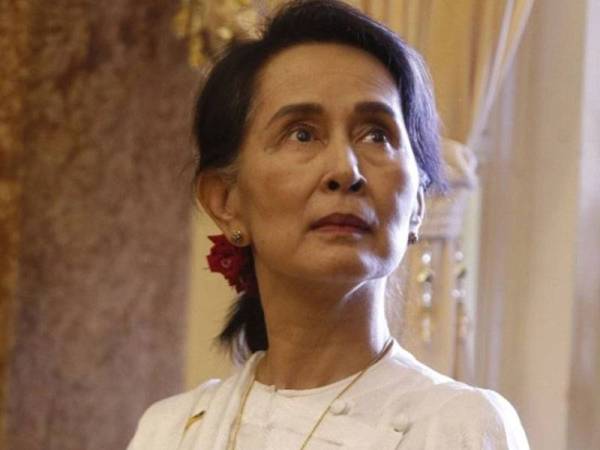 Parti pimpinan ikon demokrasi Myanmar, Aung San Suu Kyi memenangi majoriti besar undi dalam pilihan raya negara itu. - Foto AFP