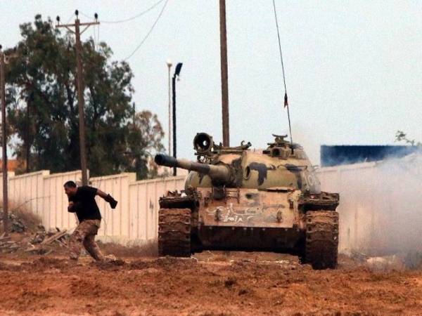 Libya terjerumus ke dalam kancah peperangan selepas pemimpinnya sebelum ini, Muammar Gadaffi dibunuh oleh rakyatnya sendiri pada tahun 2011.