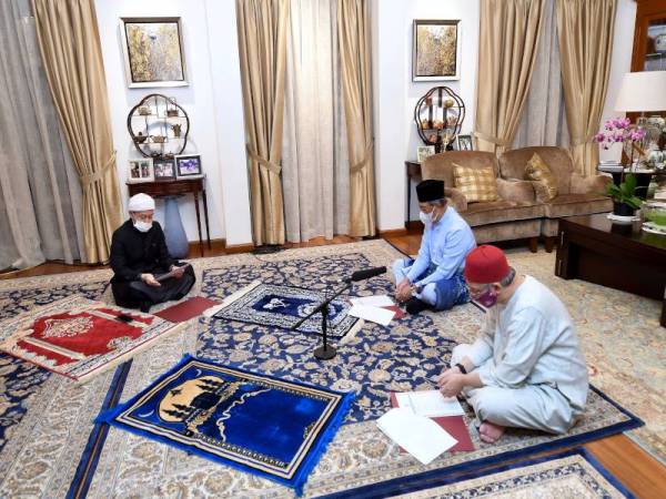 Muhyiddin bersama Zulkifli pada program Semarak Cinta Rasul bersama jemaah menteri yang dilakukan secara sidang video di kediamannya hari ini.  - Foto Bernama