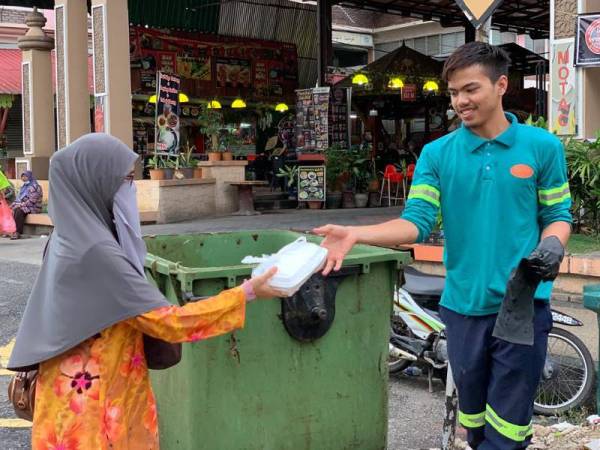 Individu yang melakukan kerja pembersihan di sekitar bandar Kota Bharu juga diberikan bungkusan makanan semalam.