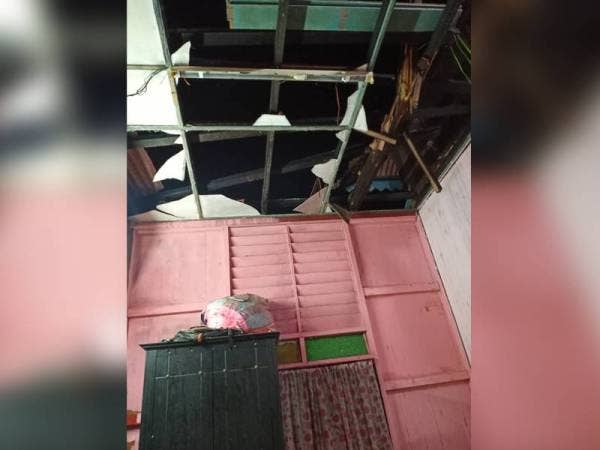 Keadaan bilik tidur mangsa yang rosak.- Foto Bomba