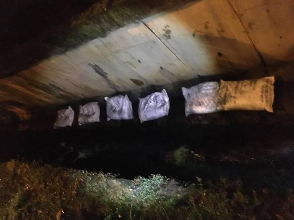 14 beg Activated Carbon (AC) diletakkan di kawasan longkang berhampiran LRK IWK. Foto: FB LUAS