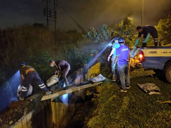 LUAS dan Air Selangor mengambil tindakan pantas dengan meletakkan 14 beg Activated Carbon (AC) di aliran keluar dan di dalam takungan kawasan yang disyaki di kawasan longkang berhampiran LRK IWK. - Foto FB LUAS