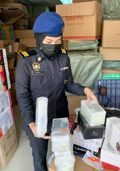 KPDNHEP Kuala Lumpur bongkar kegiatan menjual aksesori telefon bimbit dan perkakasan elektrik disyaki tiruan dalam serbuan di Chow Kit, Kuala Lumpur semalam.