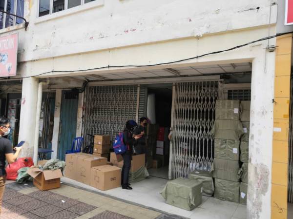 KPDNHEP Kuala Lumpur bongkar kegiatan menjual aksesori telefon bimbit dan perkakasan elektrik disyaki tiruan dalam serbuan di Chow Kit, Kuala Lumpur semalam.