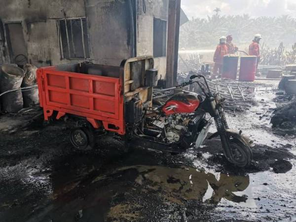 Kebakaran nursri Jalan Bintang Mas, Bukit Pasir semalam turut memusnahkan pejabat dan peralatan penanaman.