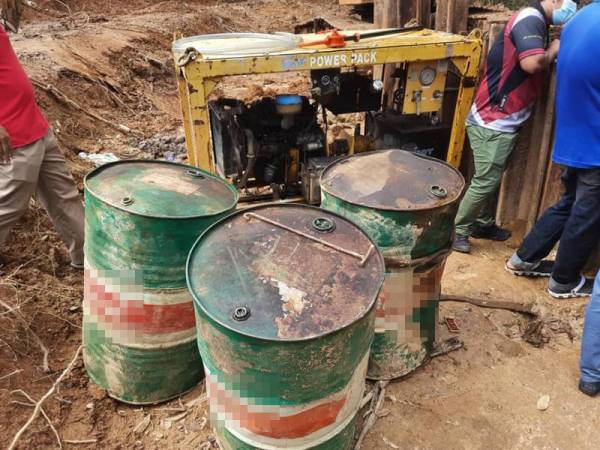 Tiga tong mengandungi minyak diesel yang disyaki berlaku lelehan di tapak projek pemasangan paip berdekatan lokasi kejadian.