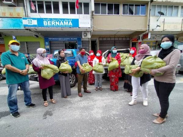 Rozainee (empat dari kanan) bersama sebahagian media yang menerima sumbangan makanan di di sini hari ini.