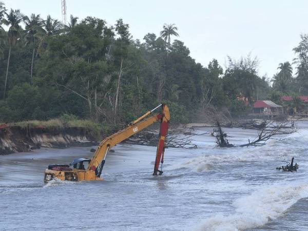 Sebuah jengkaut dihanyutkan ombak ke tengah laut dalam kejadian hakisan pantai di Kampung Pengkalan Maras, Kuala Nerus, Rabu lalu.