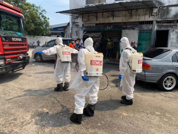 Sepasukan anggota BBP Kapar melakukan nyahcemar di lokasi kejadian di asrama pekerja di Jalan Meru, hari ini. - Foto Bomba Selangor