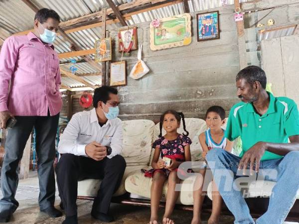 M Ramachandra (kanan) ketika menerima kunjungan Pengurus MyFundAction Cawangan Perak, Ahmad Umair Zulkefli (dua, kiri).