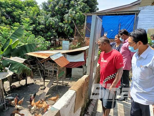 Pengurus MyFundAction Cawangan Perak, Ahmad Umair Zulkefli meninjau ternakan ayam kampung diusahakan Mohan.