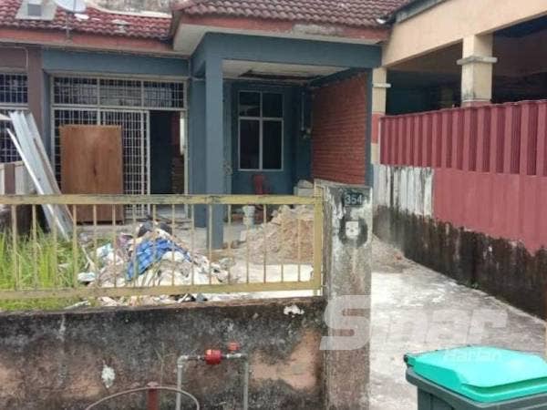 Rumah yang dijanjikan untuk proses pengubahsuaian ditinggalkan dalam keadaan terbengkalai.