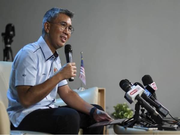 Tengku Zafrul pada sidang media mengenai Belanjawan 2021 di Wisma Bernama hari ini.  - Foto Bernama