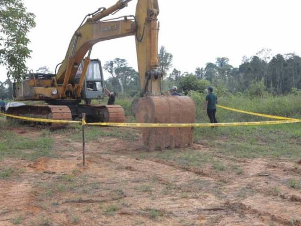 Jentera berat disita oleh PHD Rompin.
