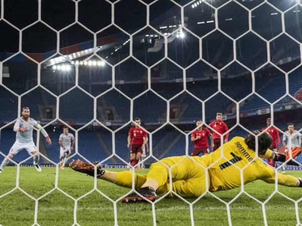 Penjaga gol Switzerland, Yann Sommer merebahkan badan menyelamatkan sepakan penalti Ramos pada perlawanan berkenaan. Foto: AFP